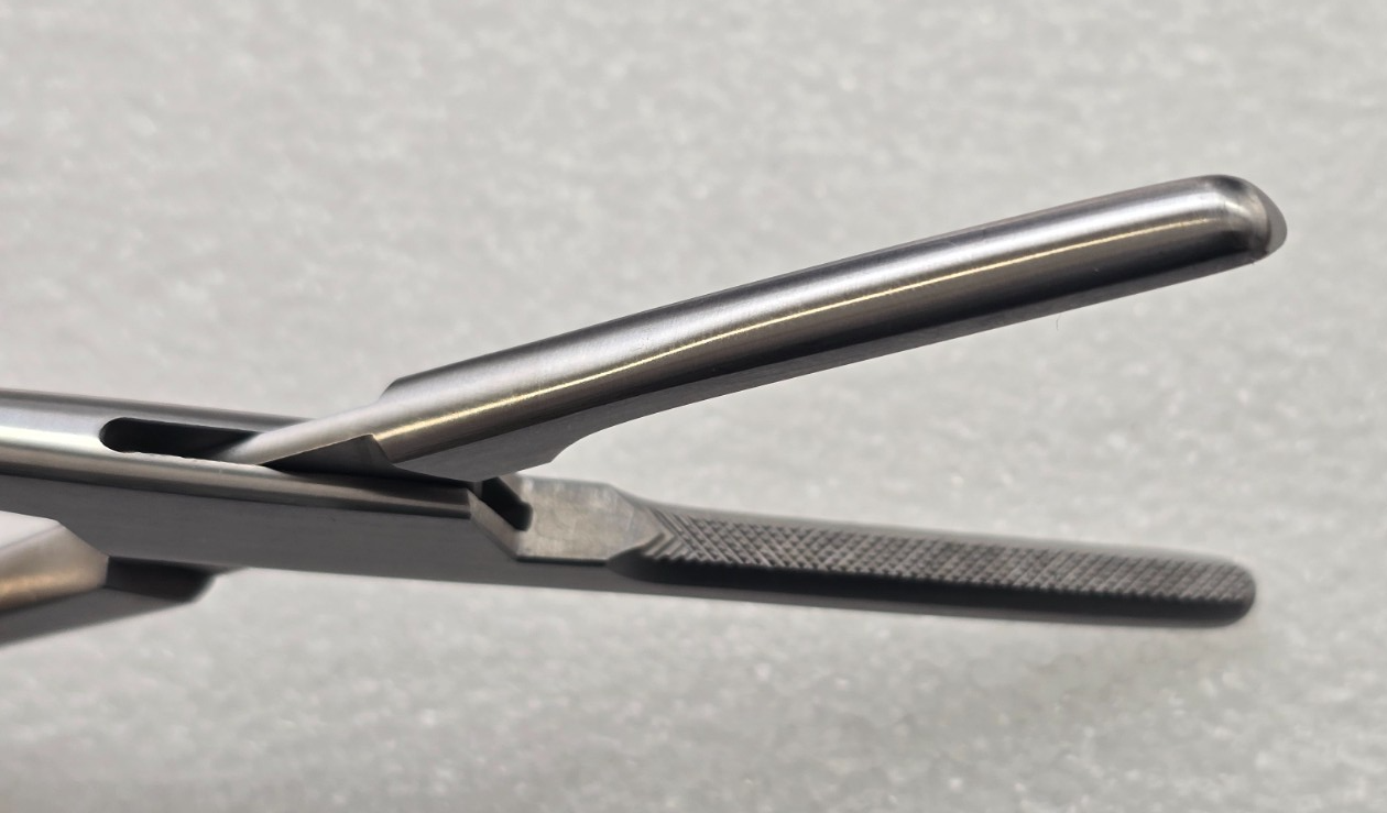 Aesculap Surgical Tube Occluding Clamp Forceps 8" Serrated Jaws REF: SA 2856
