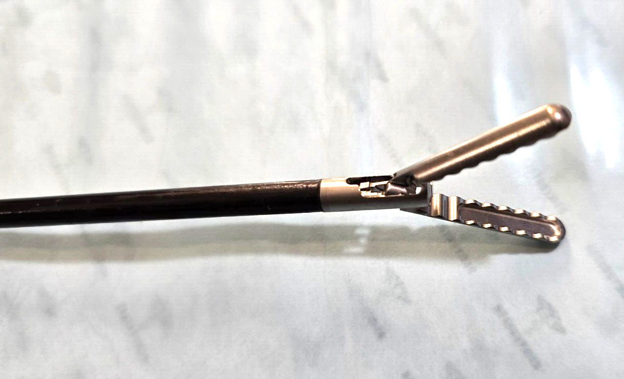 Aesculap 8360-10 Atraumatic Grasping Forceps 5mm x 36cm Double Action