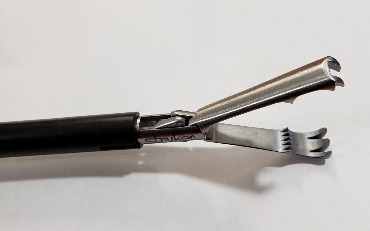 Stryker Allis Tissue Forceps 10mm x 33cm with Ratchet Handle