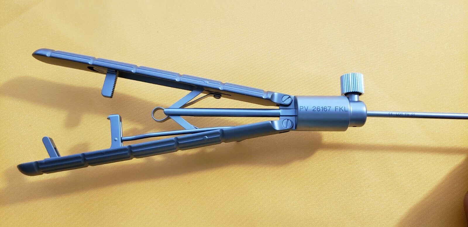 Karl Storz PV 26167 FKL Ultra Micro Needle Holder 3mm x 43cm Slight Right Curved
