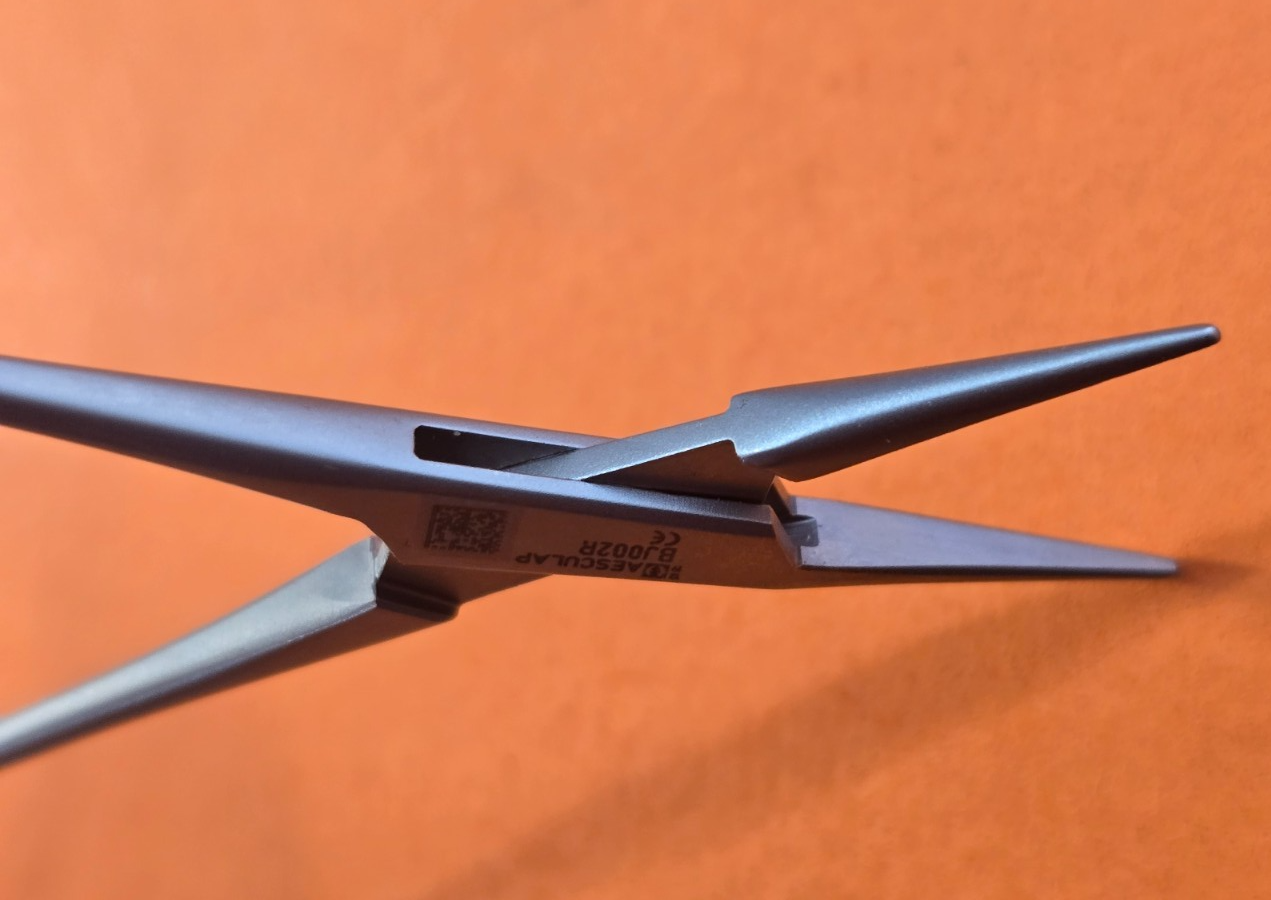 Aesculap BJ 002R Surgical Needle Holder 3.5" plain jaws (BB-596)