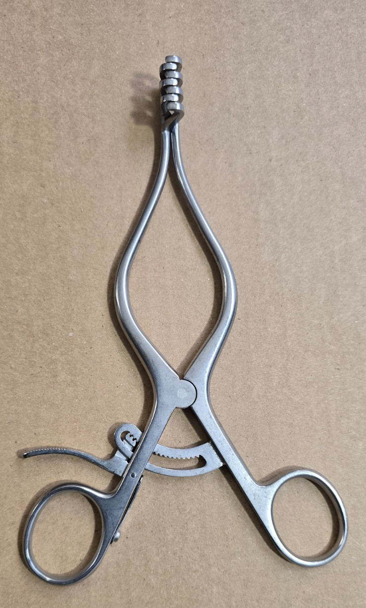 Aesculap BV075R Orthopedic Weitlaner Retractor 6.3/4" Blunt 3x4 Prongs
