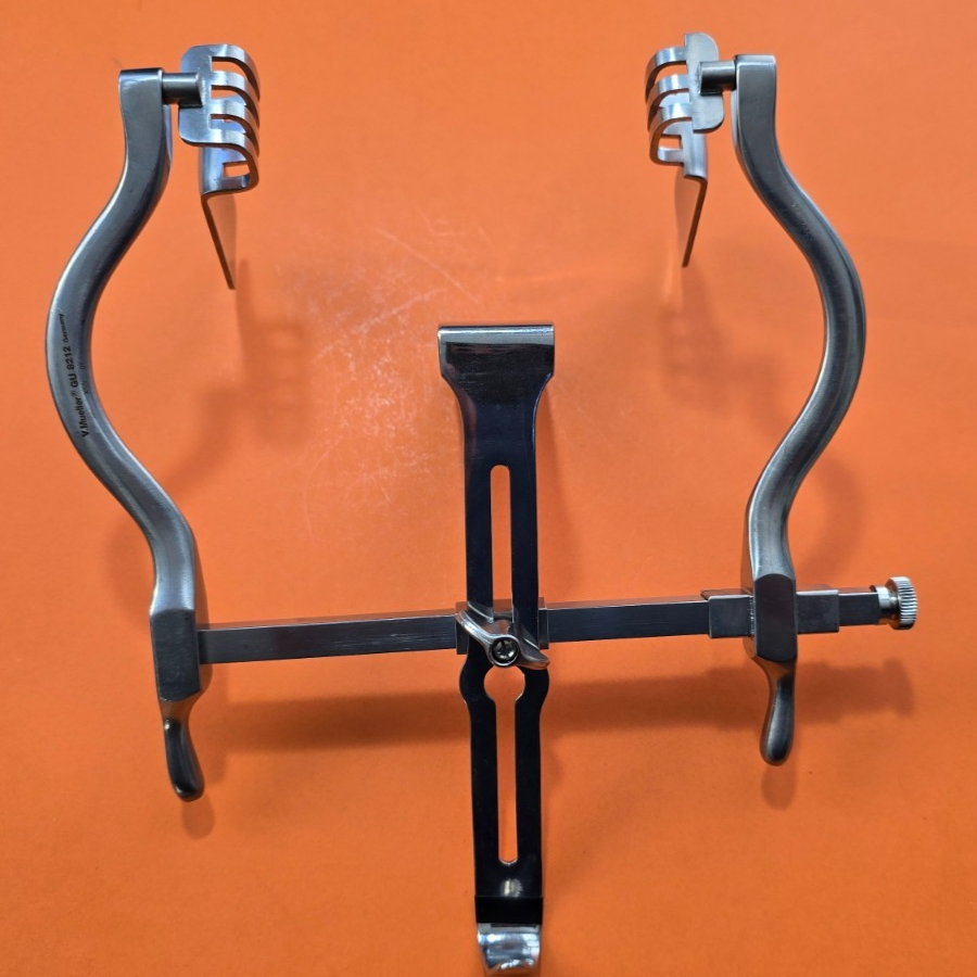 V.Mueller GU8212 Surgical Judd-Masson Retractor with Center Blade