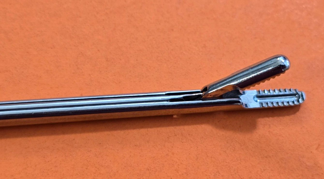 Acufex 0110112 Surgical Arthroscopy Grasping Forceps 2.7mm Cupped.