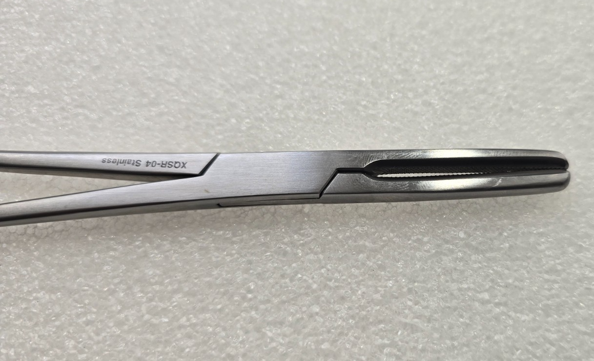 Aesculap Surgical Tube Occluding Clamp Forceps 8" Serrated Jaws REF: SA 2856