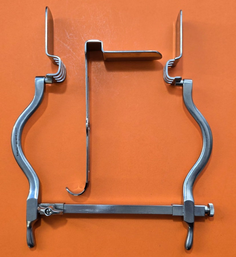 V.Mueller GU8212 Surgical Judd-Masson Retractor with Center Blade