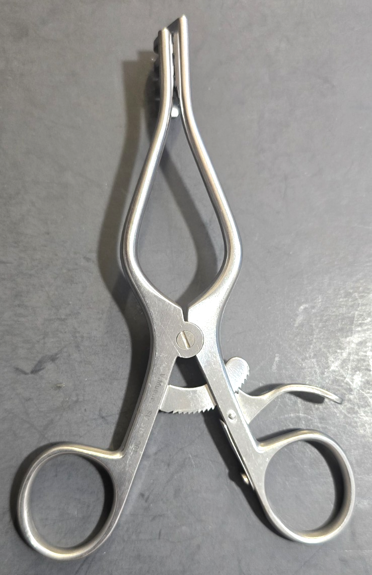 V.Mueller Surgical Weitlaner Retractor 5.5" 3x4 Blunt with ratchet.
