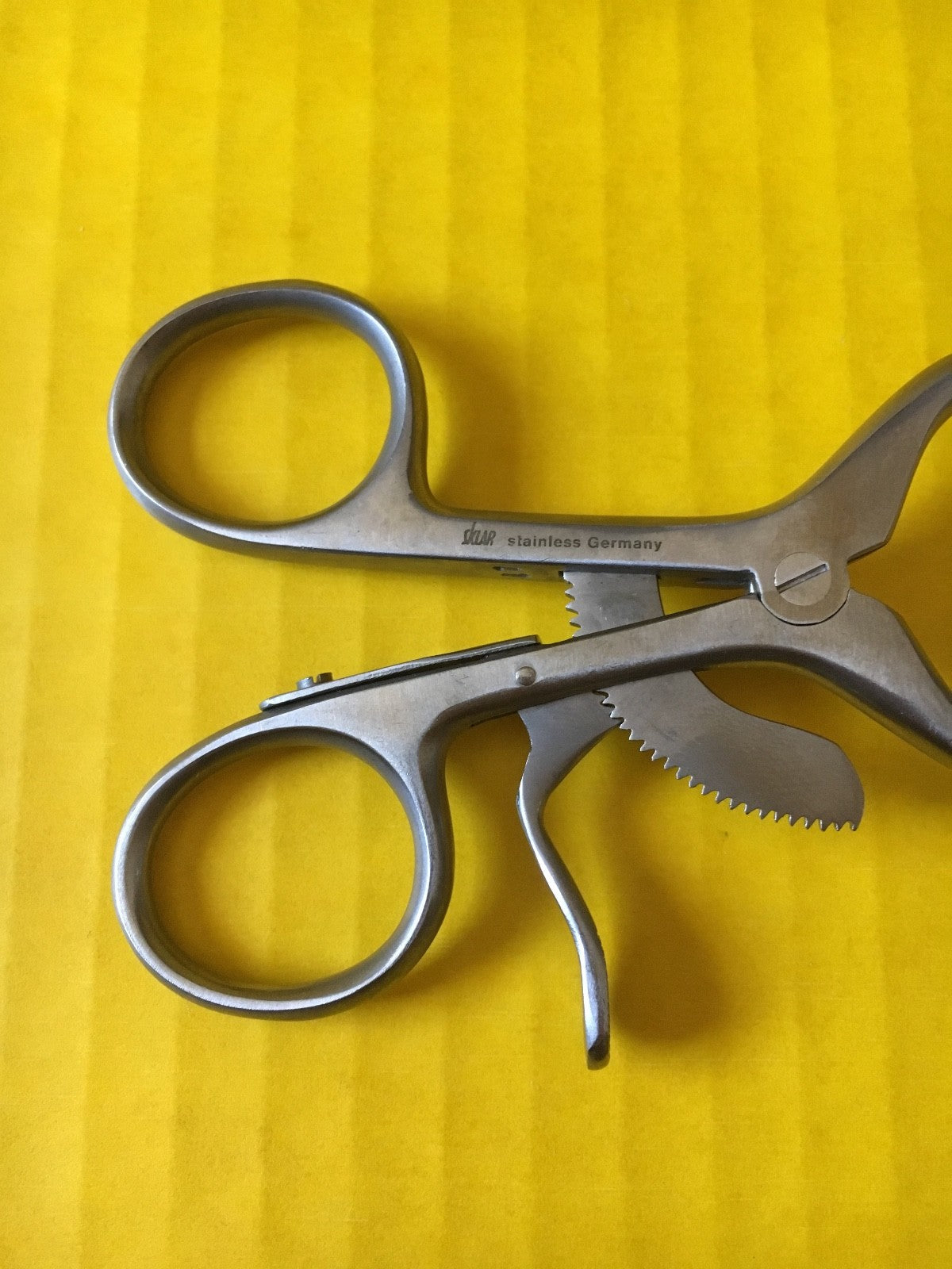 Sklar Weitlaner Retractor, Tru-Grip Ratchet, Sharp, 5-1/2" REF: 22-8255
