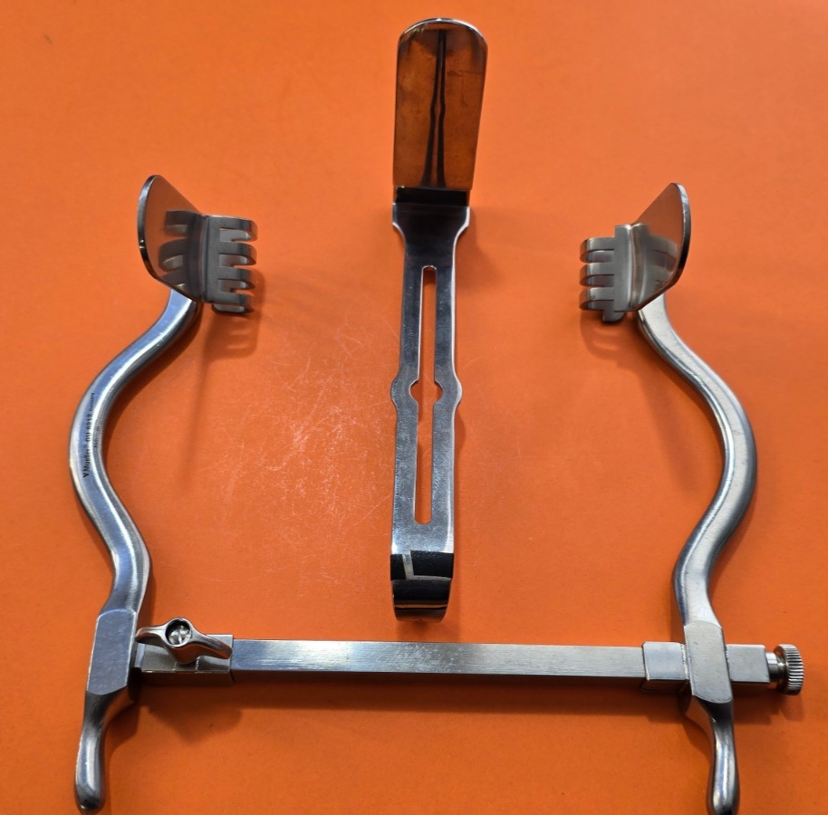 V.Mueller GU8212 Surgical Judd-Masson Retractor with Center Blade