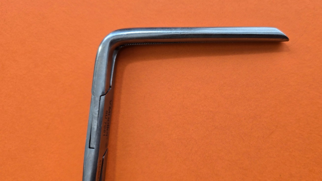 V. Mueller Surgical Best Right Angle Colon Clamp 11" REF: SU 7061