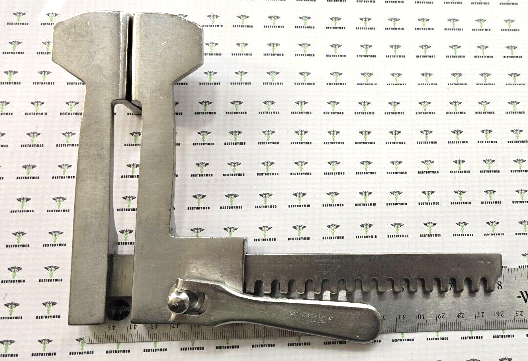 Codman Surgical Finochietto Rib Spreader Retractor Child Spread 5 3/8"