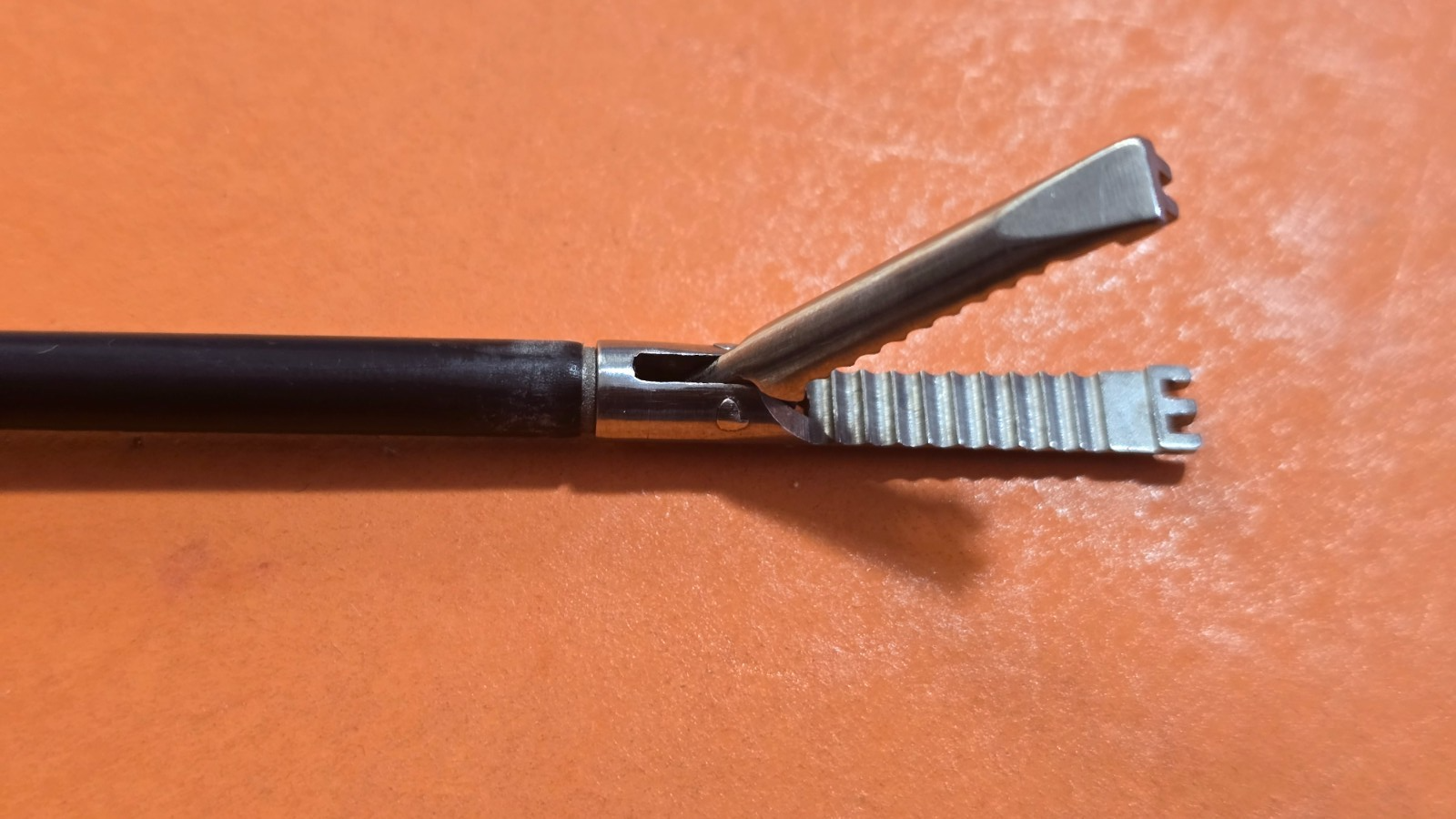Snowden-Pencer 90-3021  Raptor Grasping Forceps Straight 5mm 32cm Ratchet Handle