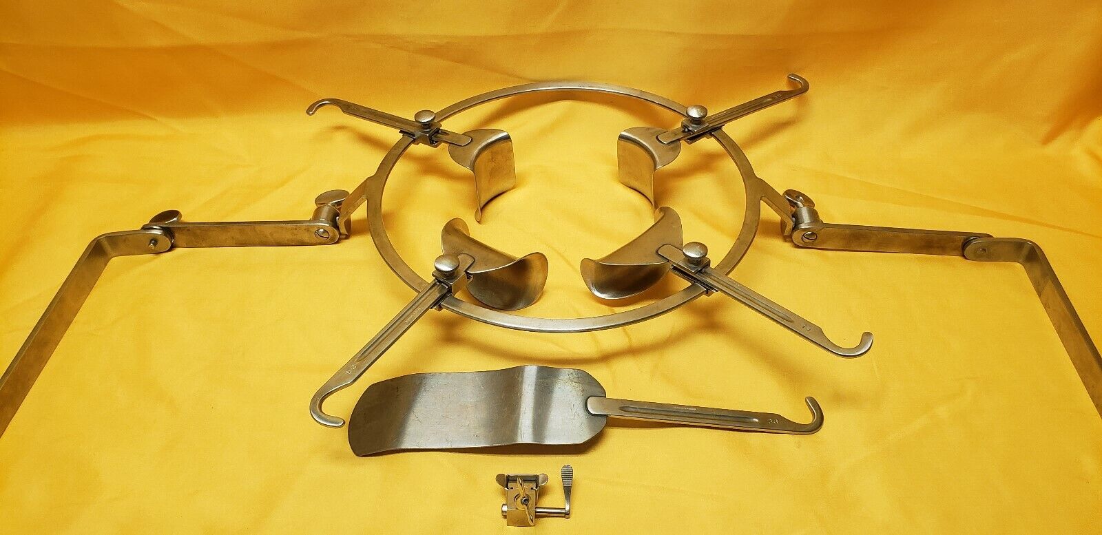 Weck Surgical Abdominal Retractor 5 Blades and Bed Railing Stand w-Sterile Tray