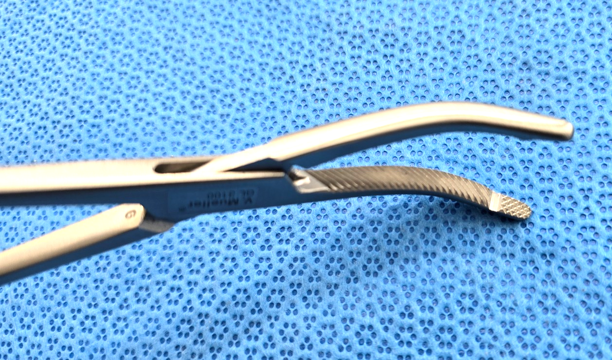 V. Mueller Surgical Heaney Forceps 8 1/4" Single tooth Curved REF: GL 3100