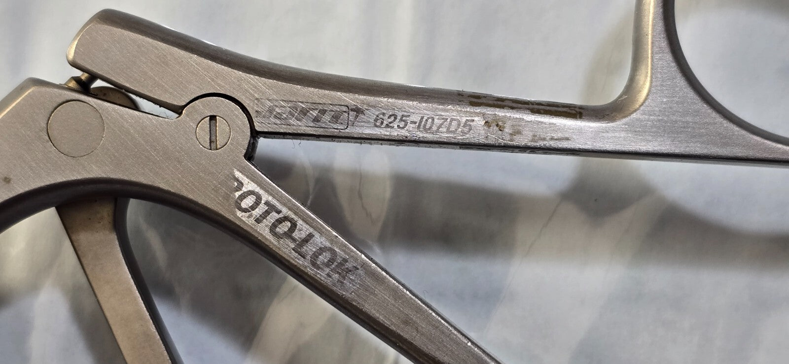 Jarit 625-107D5 Surgical ROTO LOK Grasping Forceps 5mmx 45cm Autoclave