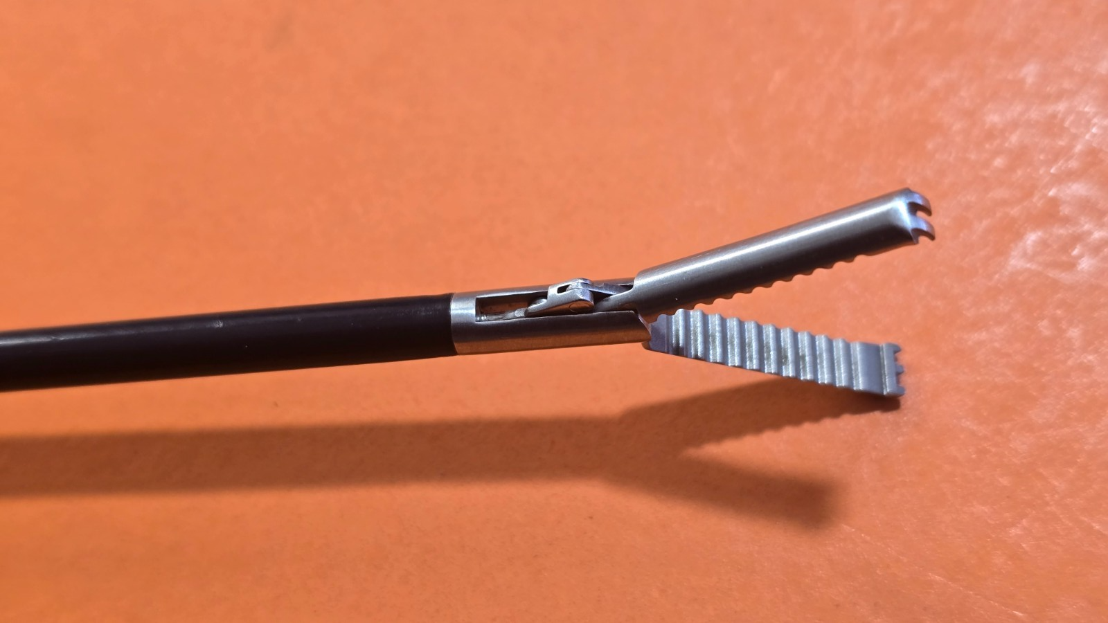 Snowden-Pencer 88-8302 Atraumatic Grasping Forceps 5mmx37cm Double Action