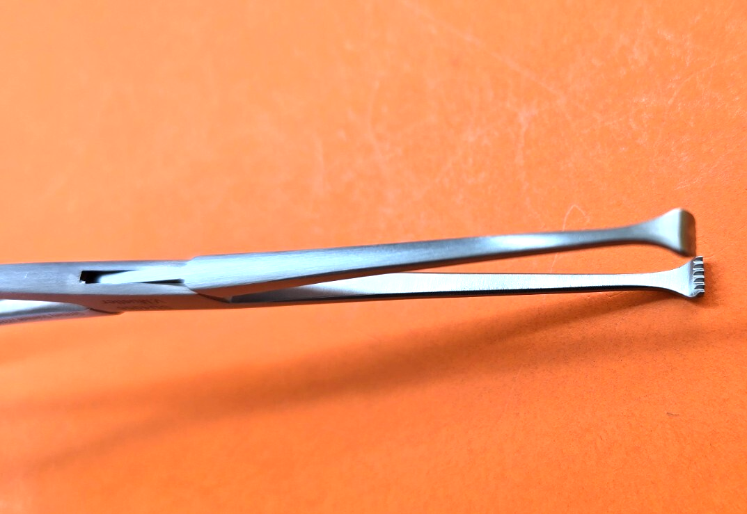 V. Mueller Surgical Allis Tissue Forceps 8" (5x6) teeth REF: SU 4056