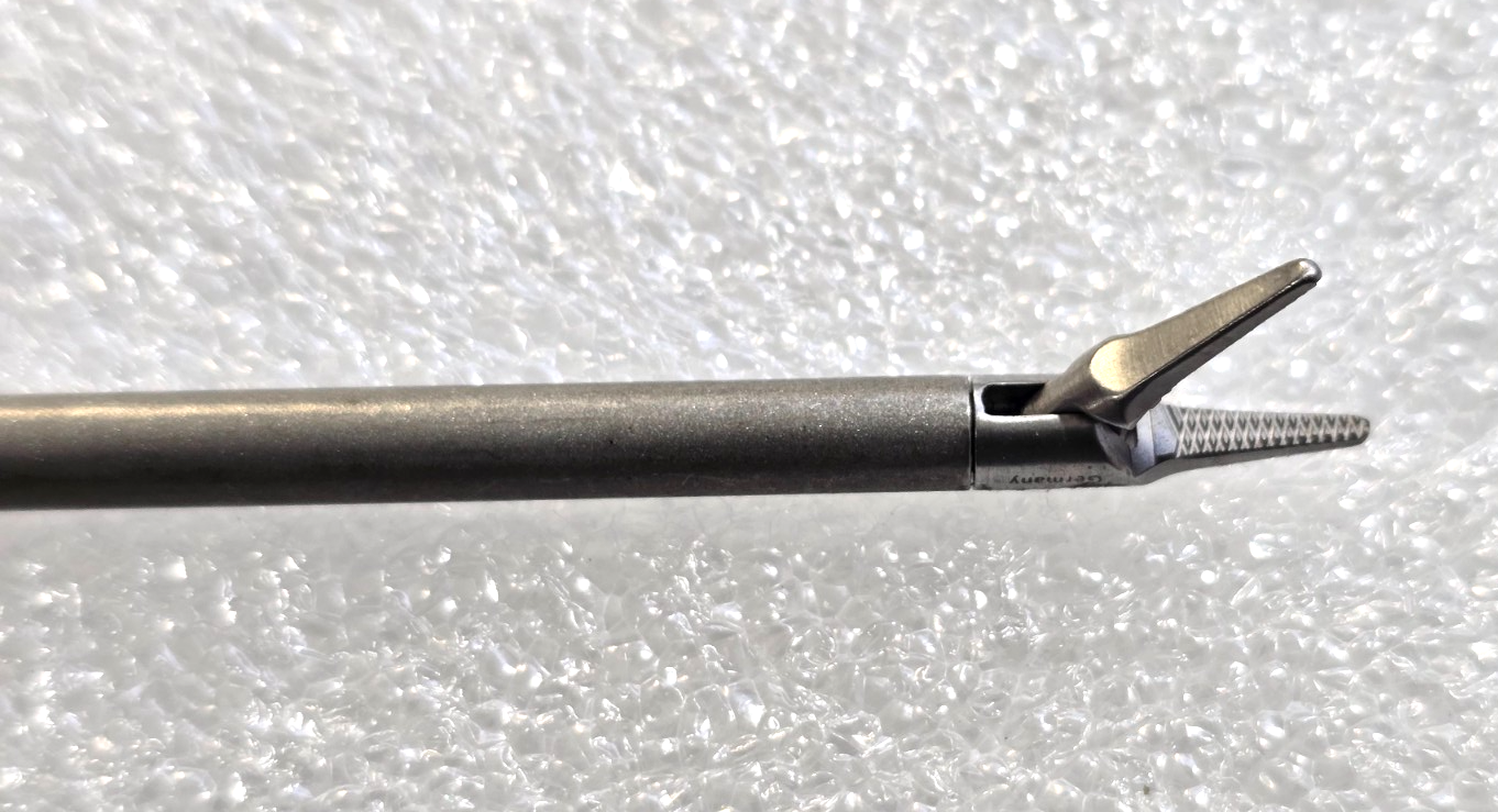 Karl Storz 50220 S Arthroscopy Grasping Forceps 5mm x 16.5cm ratchet Handle