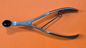 Jarit 400-116 Surgical Vienna Nasal Speculum, 5.5" Medium 32.5mm jaws.