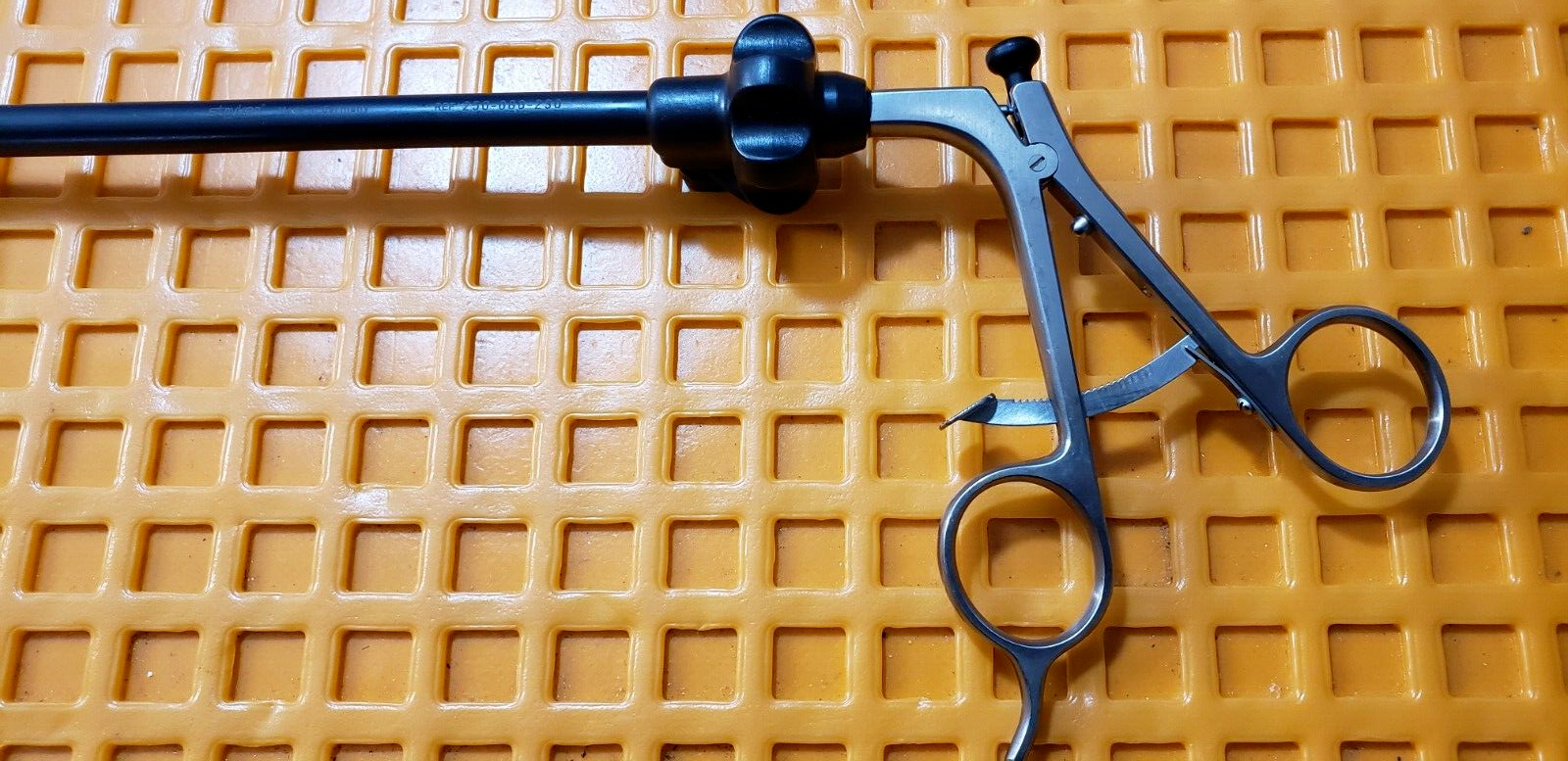 Stryker Allis Tissue Forceps 10mm x 33cm with Ratchet Handle