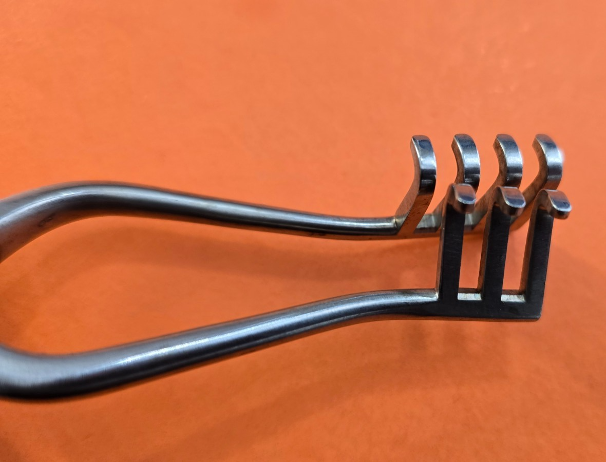 V.Mueller SU 3110-001 Weitlaner 3x4 Blunt Prongs Retractor 5.5" with ratchet.