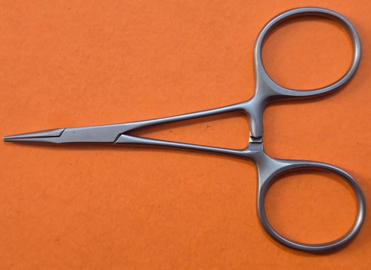 Aesculap BJ 002R Surgical  Needle Holder  3.5" plain jaws (BB-596)