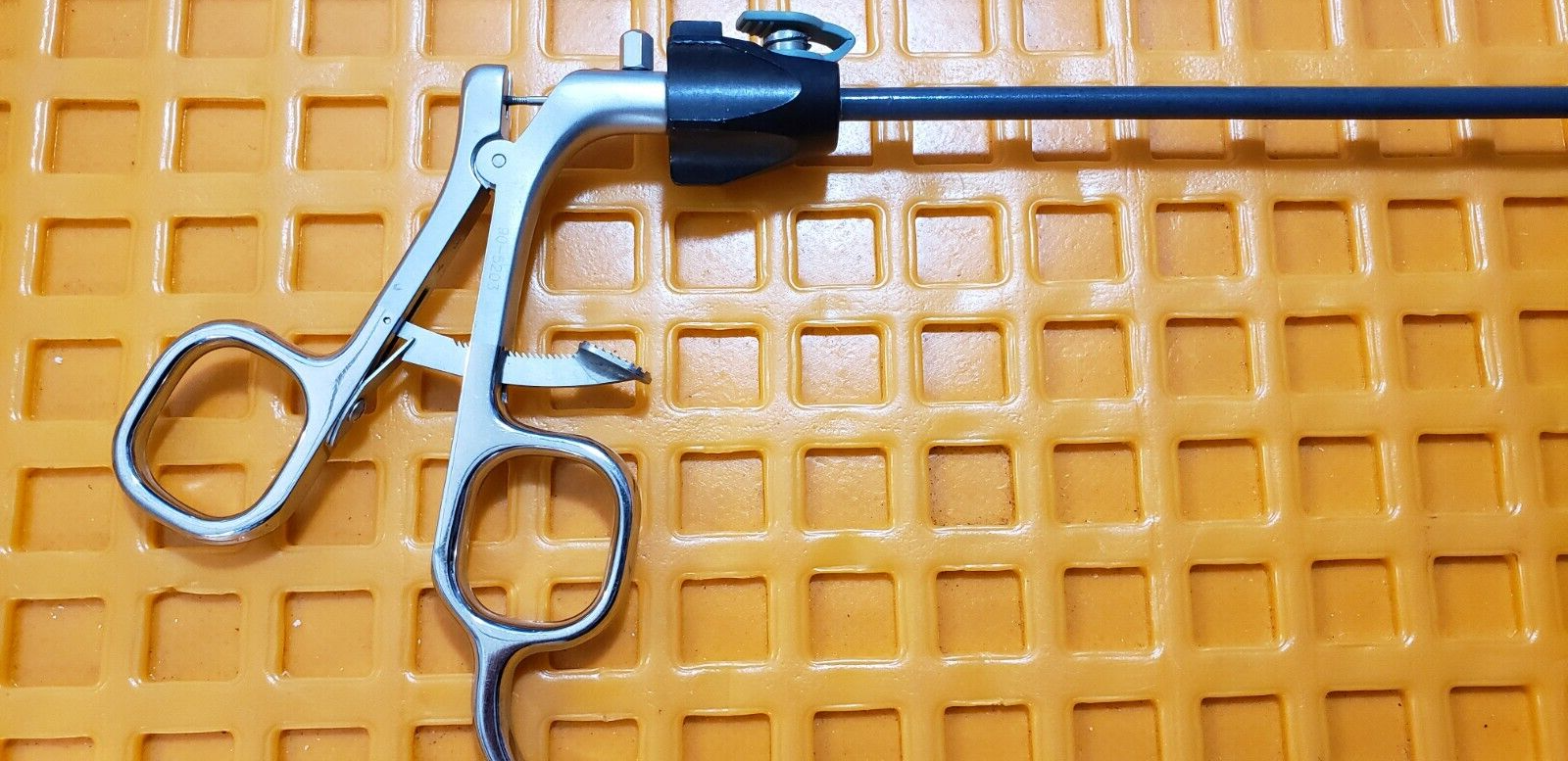 Snowden-Pencer Laparoscopic Bowel Clamp Forceps 5mm x 50cm Ratchet Handle