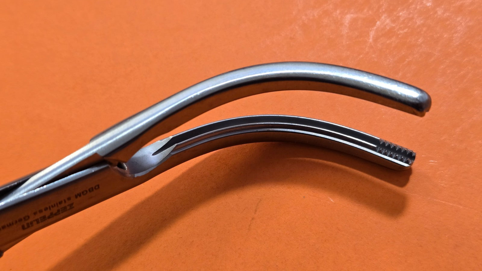Cooper Surgical Zeppelin-Hysterectomy Clamp Curved 9.5" Ref: 16077GY