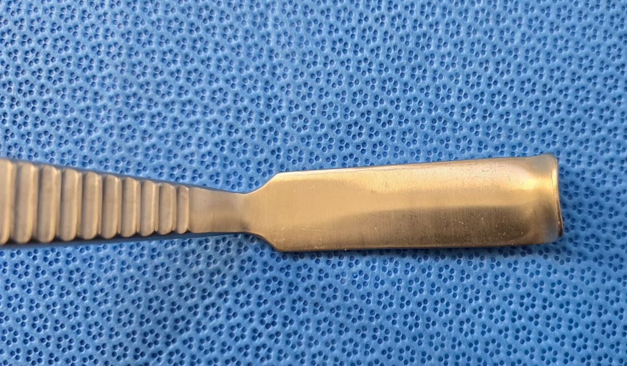 Symmetry Surgical Blade Retractor 18mm Wide Blade, 70mm Handle, 115mm Deep