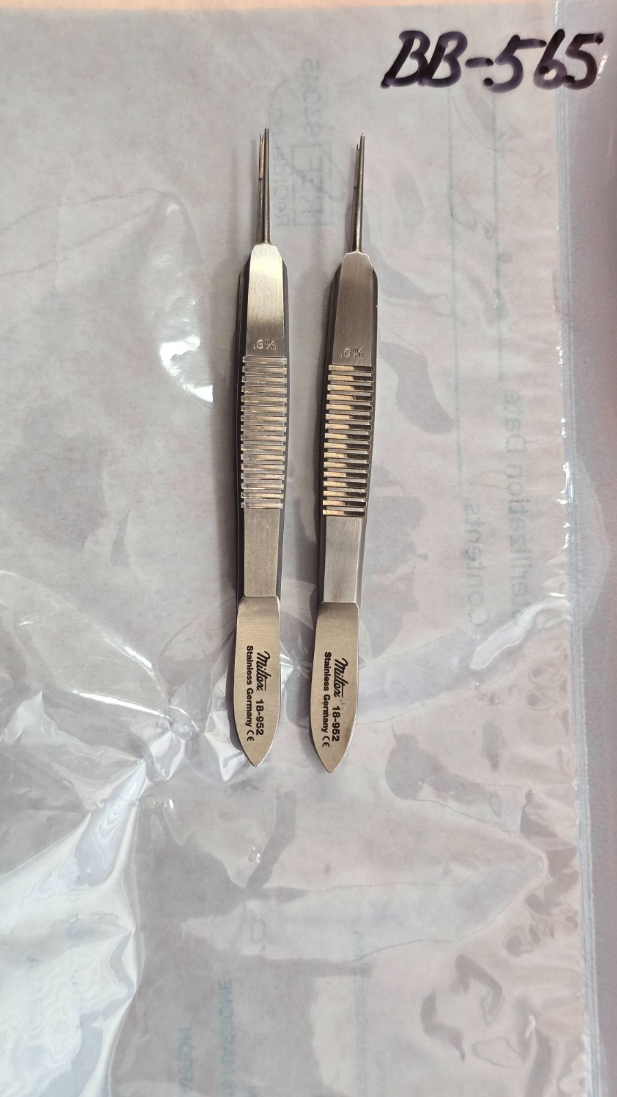 Miltex 18-952 Surgical Castroviejo Fixation Forceps 1x2 teeth straight