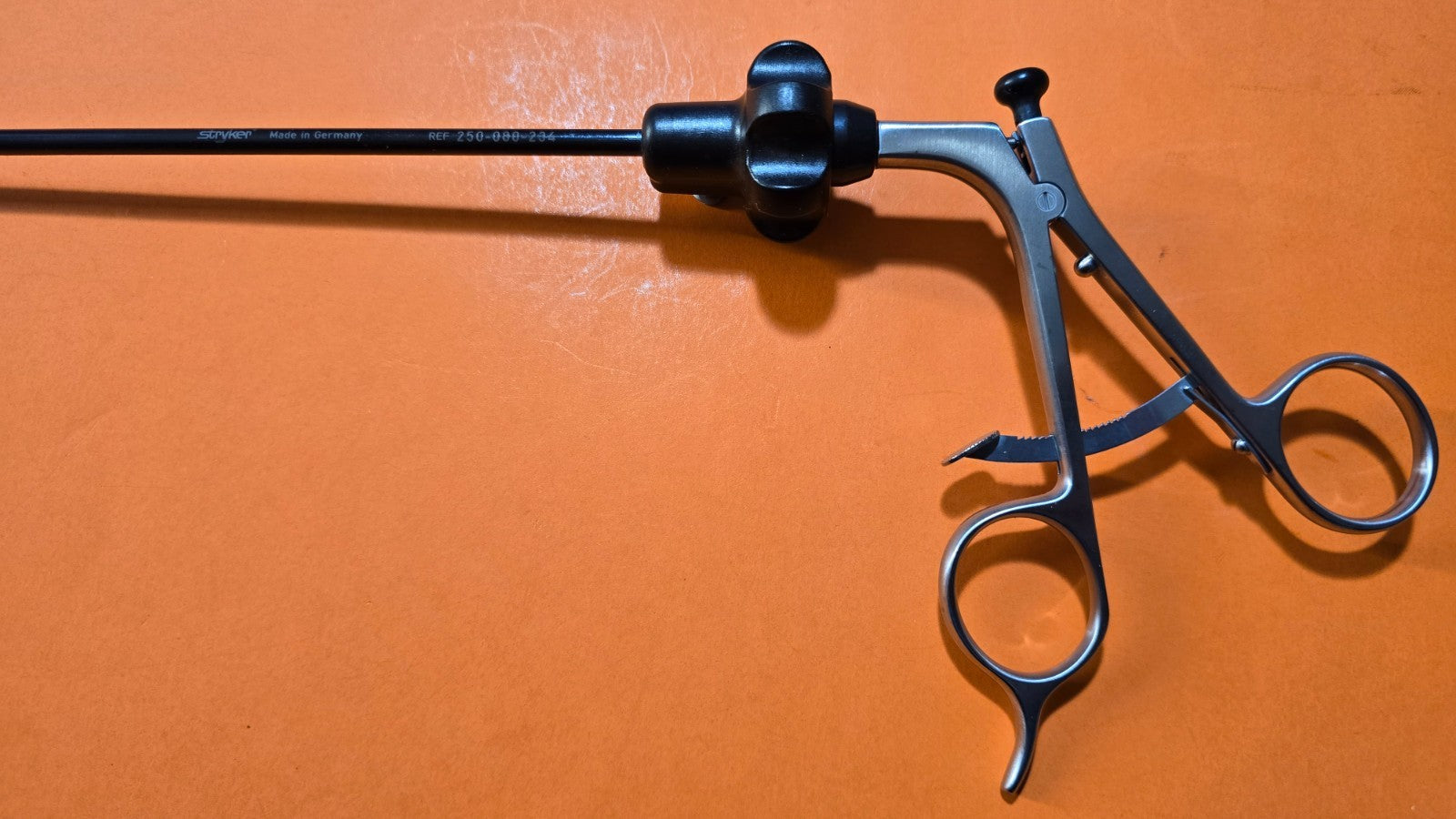 Stryker  Laparoscopic Retraction Forceps 5mm x 36cm Ratchet Handle