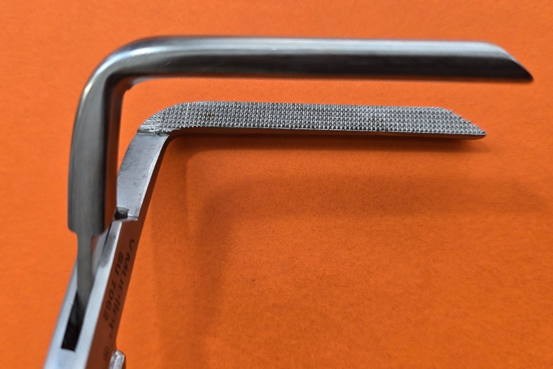 V. Mueller Surgical Best Right Angle Colon Clamp 11" REF: SU 7062