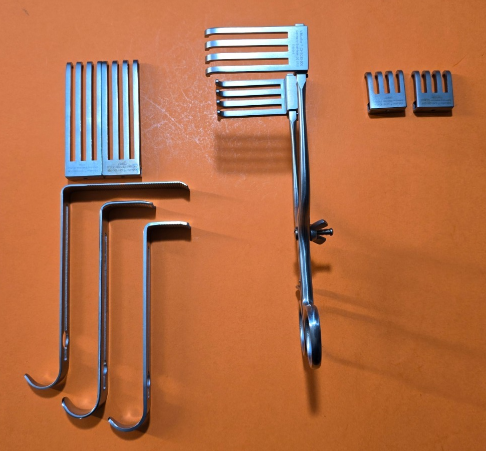 V.Mueller Surgical Henley Retractor Set .
